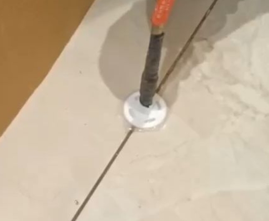 龙州瓷砖空鼓维修公司专业解答瓷砖在铺贴过程中，如果没有涂抹均匀到位的粘结材料（如水泥砂浆或瓷砖胶），可能会导致以下问题