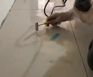 龙州瓷砖开裂维修公司专业分享瓷砖在铺贴前如果没有沥干水分，将会导致以下问题